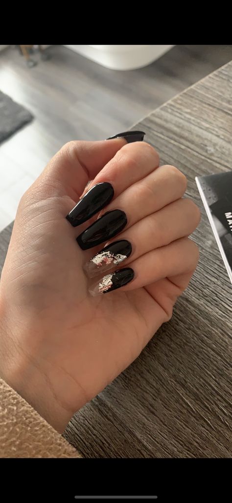 Glass tips with silver flakes Silver Flakes Nails, Nails With Silver Flakes, Silver Flake Nails, Black And Silver Nails, Nails With Silver, Silver Nails, Nails Inspo, Gold Nails, Black And Silver