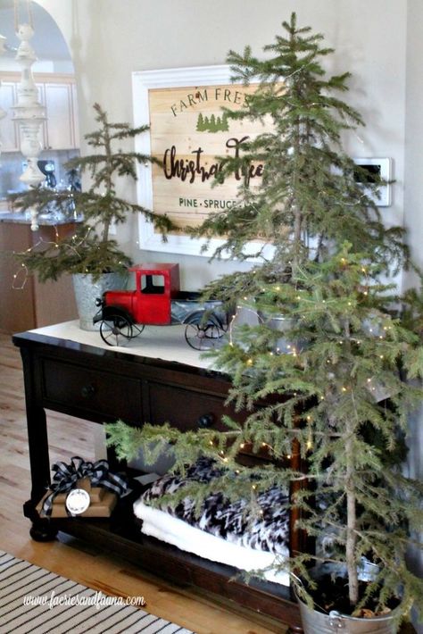 Smells Like Christmas, Christmas Foyer, Front Foyer, Farmhouse Christmas Decor Ideas, Natural Christmas Tree, Minimalist Christmas Tree, Farmhouse Christmas Tree, Christmas Decorations For Kids, Christmas Front Porch