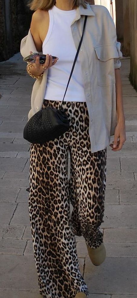 Beige Fall Outfits For Women, Leopard Pants Street Style, Leopard Print Pants Outfit Street Style, Leopard Pants Outfit Summer, Wide Leg Leopard Pants Outfit, Leopard Trousers Outfit, Leopard Pants Outfit 2024, Casual Chic Summer Outfits 2024, Leopard Cami Outfit