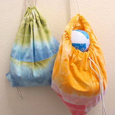 Make a drawstring backpack from a pillow case!  No sewing required.... step by step instructions to tie dye, and create the bag. (sew in sturdy liner for durability) Clothes Recycling, Pillow Case Crafts, Rit Fabric Dye, Dye Projects, Camping Crafts For Kids, Messy Crafts, Tie Dye Party, Summer Camp Crafts, Rit Dye