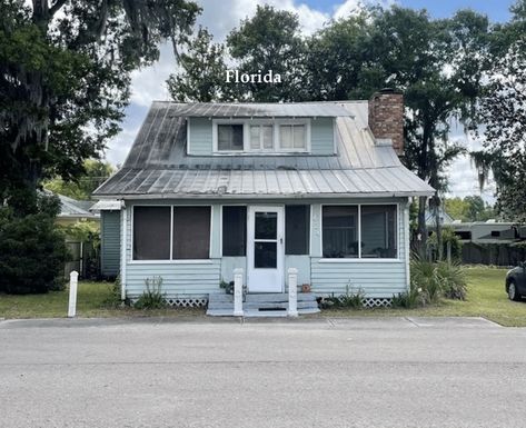 $150K Sunday - Circa 1940 Florida Home For Sale $150K - Old Houses Under $100K Old Florida Home, Florida House Exterior, Florida Houses, Life Core, Interesting Houses, Florida Homes For Sale, Bloxburg Houses, Old Houses For Sale, Cute Cottage