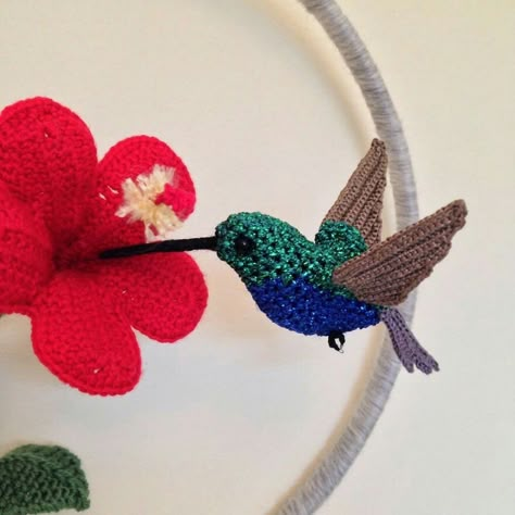 HUMMINGBIRD Hummingbird Crochet, Crochet Bird Patterns, Crochet Bird, Crochet Brooch, Confection Au Crochet, Crochet Birds, Odd Things, Crochet Animal Patterns, Crochet Diy