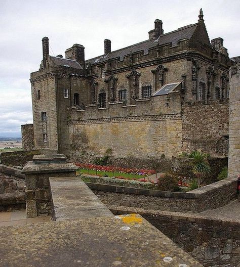 Imagen de medieval, scotland, and stirling castle Overgrown Houses, Stirling Castle Scotland, British Lifestyle, Scottish History, Stirling Castle, Medieval Castles, Old Castle, Castle Scotland, Castle Mansion