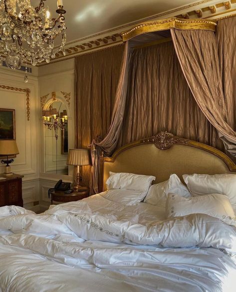 Hotel Bedroom Design, Old Money House, Mansion Bedroom, Luxury Hotel Room, Elegant Bedroom, Design Hotel, Bedroom Hotel, Dream House Interior, Bedroom Aesthetic