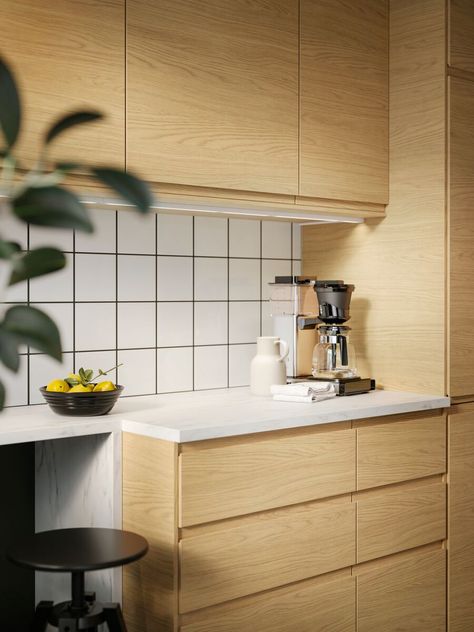 Vous voulez une cuisine en chêne, mais vous avez un budget limité ? Moins chère qu’une cuisine en chêne massif, notre cuisine VOXTORP effet chêne clair est moderne et chaleureuse. Et côté solidité, elle est garantie 25 ans ! 
#ikea #kitchen #cuisinedesign #cuisine #cuisineikea #oak #scandinave #woodenkitchen Voxtorp Kitchen, Ikea Voxtorp, Ikea Gifts, Ikea Food, Kitchen Guide, Office Planners, Integrated Handles, Oak Kitchen, Ikea Family