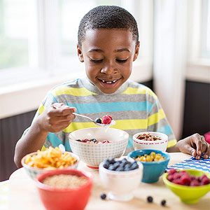 Try a Build-Your-Own Breakfast Bar! Simply set out bowls of your child's favorite fruits, nuts, and yogurts and let him/her customize his/her cereal bowl! Toppings Bar, Weekday Breakfast, Here's The Scoop, Fruit Serving, Recipes For Kids, Eating Tips, Christmas Breakfast, Feeding Kids, Fun Kids Food