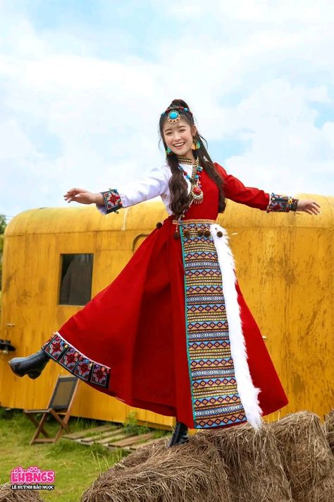 Mongolia Clothes, Traditional Mongolian Clothing, Mongolian Traditional Clothing, Mongolian Fashion, Tibetan Clothing, Mongolian Clothing, National Clothes, Oc Inspiration, History Fashion