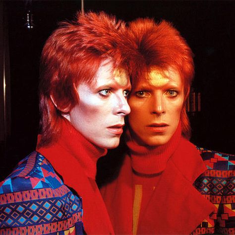 Me gustaría hacer un makeup inspirado en Bowie. Así, bien saturado. David Bowie, A Black, Red Hair, Mirror, Red, Hair, Blue, Black