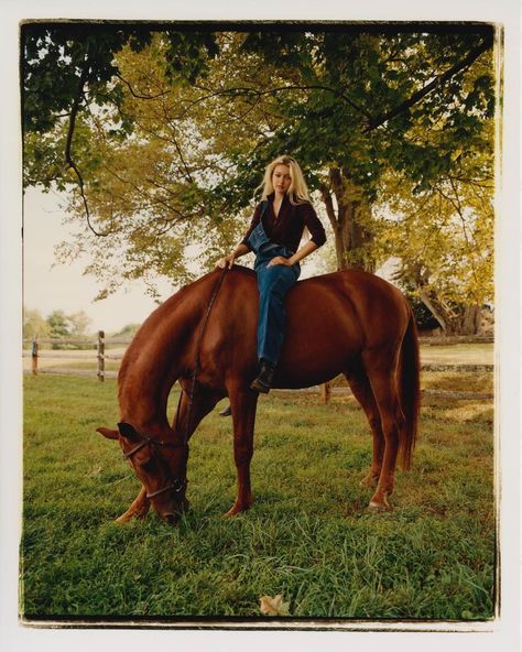 Gigi Hadid for the Guest In Residence Drop 1: Workwear collection. Photographed by Pablo Di Prima. Horse Photoshoot Ideas, Mountain Photoshoot, Equine Fashion, Guest In Residence, Foto Cowgirl, Classy Cowgirl, Fairfax And Favor, Equine Portraits, Equestrian Chic