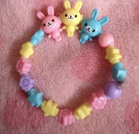 Kawaii Bracelet Ideas, Cutecore Bracelets, Kawaii Bracelet, Pulseras Kandi, Kandi Inspo, Diy Kandi Bracelets, Diy Kandi, Hat Aesthetic, Bracelet Inspo