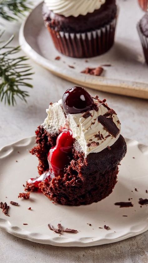 Forest Cupcakes, Black Forest Cupcakes, Moist Cupcakes, Black Forest Cake, Forest Cake, Delicious Cake Recipes, Delicious Cake, Dessert Cupcakes, Cake Chocolate