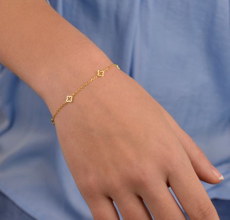 Four Leaf Clover Bracelet, Delicate Gold Bracelet, Gold Bracelet Simple, Dainty Gold Bracelet, Pretty Jewelry Necklaces, Clover Bracelet, Bracelet Minimalist, Jewelry Bracelets Gold, Gold Rings Fashion