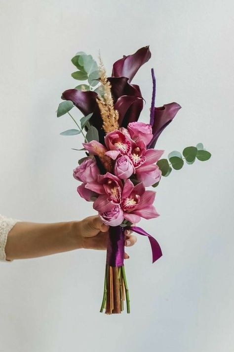 Bridal Bouquets 2024: A Blend of Tradition and Trend Bride Bouquets Elegant, Boho Arrangements, Small Bridal Bouquet, Real Wedding Flowers, Orchid Bouquet Wedding, Small Bridal Bouquets, Wedding Flower Trends, Blush Bouquet Wedding, 2024 Bride