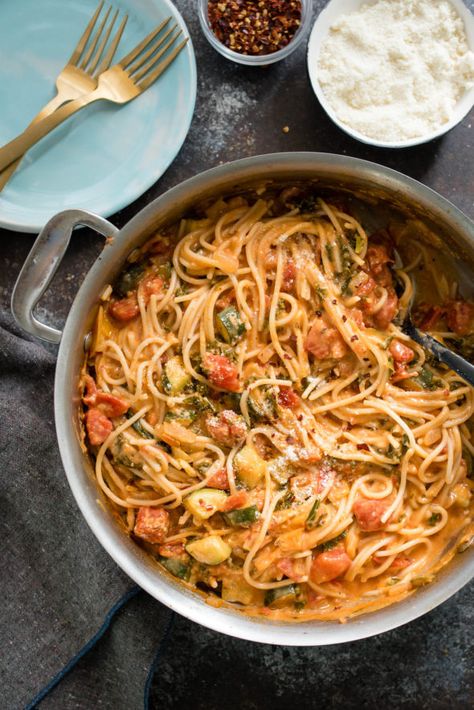 One Pot Creamy Vegetable Spaghetti - Nutritious Eats Spaghetti Recipe Vegetarian, Vegetarian Pasta Sauce, Veggie Spaghetti, Meatless Pasta, Salad Appetizer Cups, Cheesy Spaghetti, Vegetable Spaghetti, Comfort Pasta, Whole Wheat Spaghetti