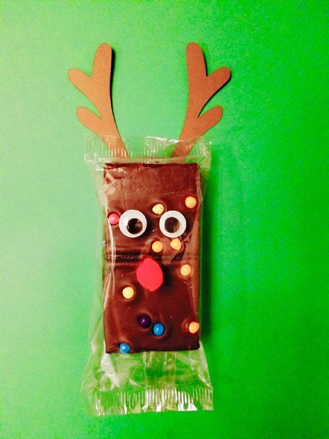 Little Debbie brownie Reindeer.   I used glue dots instead of hot glue. Christmas School Treats, Reindeer Brownies, Reindeer Brownie, Preschool Christmas Party, Kids Christmas Treats, Christmas Party Snacks, Christmas Party Treats, Christmas Preschool, Christmas Brownies