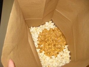 Carmel Corn Recipe Easy, Fall Cooking Ideas, Carmel Popcorn Recipe, Carmel Corn Recipe, Popcorn In A Bag, Make Caramel Popcorn, Microwave Caramel Popcorn, Paper Bag Popcorn, Caramel Puff Corn