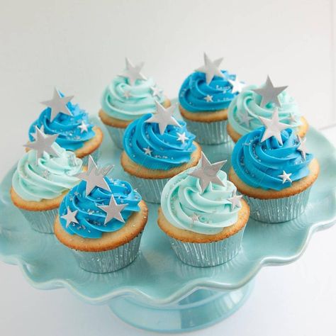 Daily Baking Ideas 🍰 on Instagram: “Twinkle Twinkle Little Star Cupcakes 🌟✨🌟✨🌟 . . From @d.sweetfairy #cupcakes #babyshower #babyshowercupcakes #buttercream #star…” Space Themed Cupcakes, Christening Cake Girls, Baby Shower Cupcakes For Boy, Christening Cupcakes, Baby Boy Cupcakes, Cupcakes Flores, Twinkle Twinkle Baby Shower, Star Cupcakes, Cupcakes For Boys