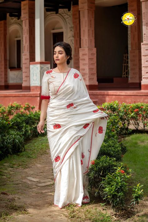 White Cotton Saree Blouse Designs, Sari Painting, Bengali Aesthetic, Fabric Rendering, Plain Sarees, Onam Outfits, Saraswati Puja, Pride Fashion, Bengali Saree