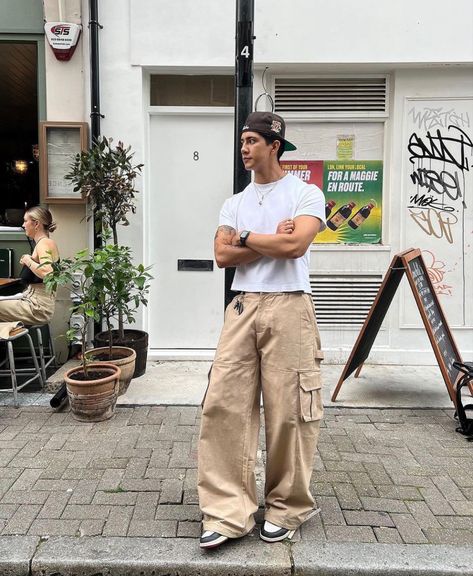 Cropped Tee Outfit Men, Street Style Men Outfit, Cropped Tee Outfit, Nyc Summer Outfits, Collage Outfits, Mens Dress Outfits, Men's Street Style, Pants Outfit Men, Cold Fits