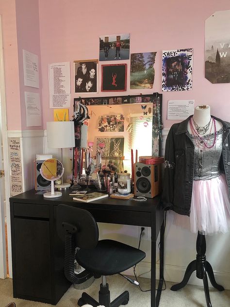 Grunge Vanity Ideas, Dresser Makeup Vanity, Indie Vanity, Aesthetic Vanity Setup, Messy Vanity Aesthetic, Grunge Vanity, Vanity Table Aesthetic, Bedroom Alt, Messy Vanity