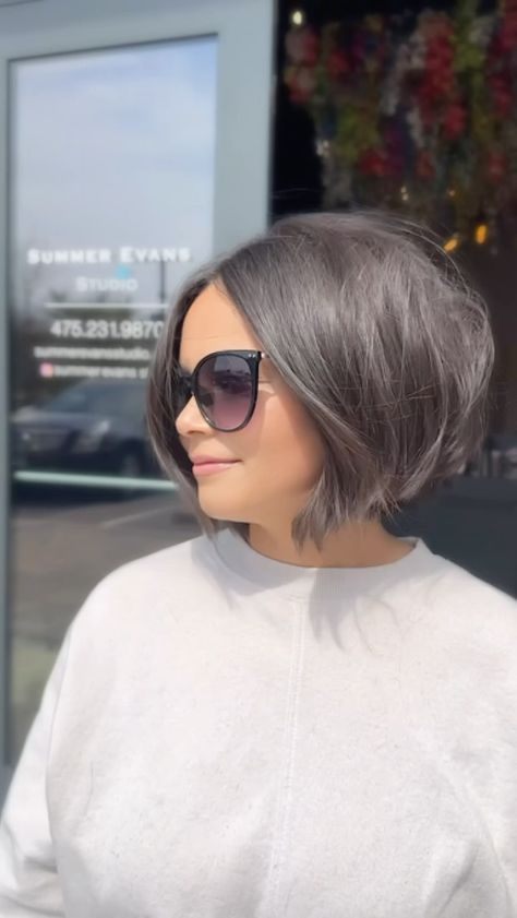 Back Of Head Bob Haircut, Bob Haircut With Money Piece, Summer Evans Hair, Short Straight Bobs, Cool Hair Color Ideas For Short Hair, Short A Line Haircut, Short Middle Part Bob, Textured Bob Hairstyles, Shaggy Bob Hairstyles