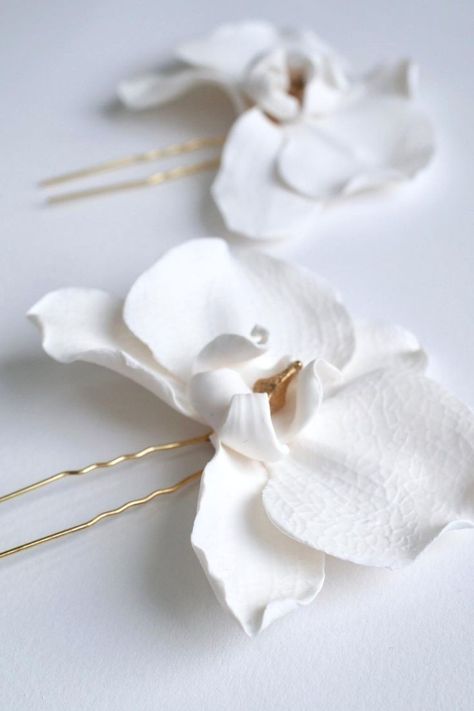 Orchid Hair Piece, Chic Wedding Style, Floral Wedding Hair, Flower Hair Pieces, Orchid Wedding, Bride Hair Accessories, Wedding Hair Flowers, Gold Pin, Bride Accessories