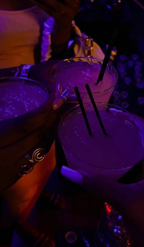 Girls Night Drinks, Night Club Dance, Club Dancing, Los Angeles Aesthetic, Party Night Club Aesthetic, Night Club Aesthetic, Pretty Alcoholic Drinks, Nightclub Aesthetic, Alcohol Aesthetic