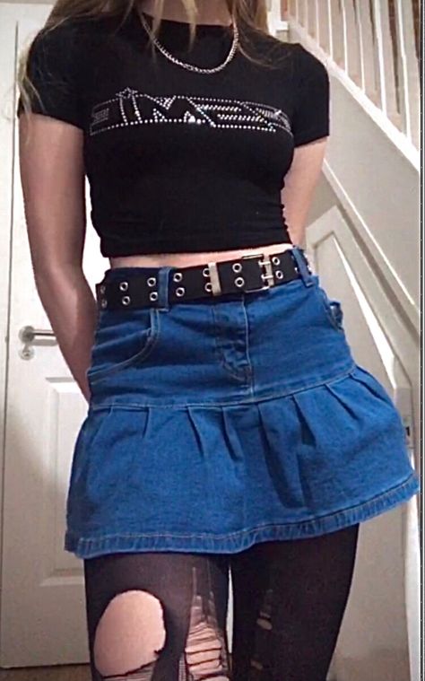 Short Denim Skirt Outfit Idea, Jeans Pleated Skirt Outfit, Jean Pleated Skirt Outfit, Pleated Jean Skirt Outfit, Denim Pleated Skirt Outfit, Alt Denim Skirt Outfit, Pleated Denim Skirt Outfit, Outfits With Denim Skirt, Grunge Summer Mini Denim Skirt