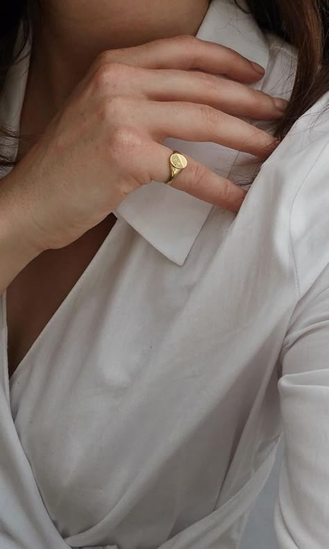 Women Signet Ring, Pinky Ring Aesthetic, Pinky Ring For Women, Pinky Rings For Women, Pinkie Ring, Hand Jewelry Rings, Signet Rings Women, Meghan Markle Style, Antique Jewellery Designs