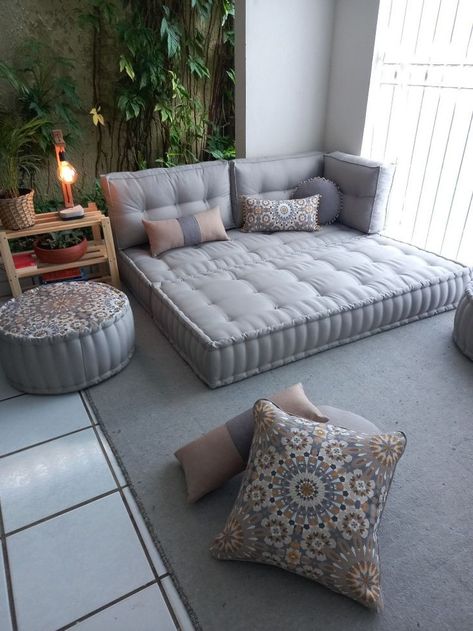 Futon Meditation Room, Futon Couch Bed, Futon Boho, Diy Floor Couch, No Sofa Living Room, Floor Sofa Ideas, Meditation Couch, Bedroom Futon Ideas, Meditation Sofa