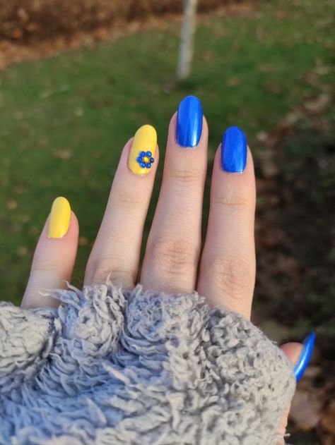 Blue Yellow Nail Art, Yellow And Blue Nail Ideas, Blue White Yellow Nails, Blue And Yellow Manicure, Blue And Yellow Nails Short, Navy Yellow Nails, Yellow And Navy Blue Nails, Blue And Yellow Nail Art, Blue Yellow Nails Designs