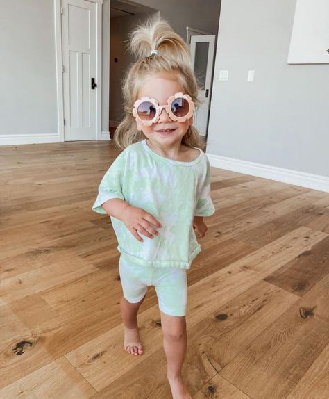 @sunpeonycoconut on Instagram: “Cutie @alessiluyendyk wearing mint dye sets💚💚It’s on major sale now! #sunpeonycoconut #kidsfashion #babygirlclothes #toddlerclothing” Kids Ootd Girl, Preppy Kids, Girl Ootd, Cool Kids Clothes, Kids Christmas Outfits, Kids Ootd, Preppy Girl, Boho Dresses