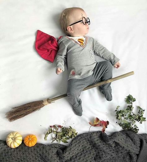 Baby Harry Potter, Boy Photo Shoot, Monthly Baby Pictures, Baby Kostüm, Monthly Baby Photos, Baby Photoshoot Boy, Newborn Baby Photoshoot, Harry Potter Baby, Baby Boy Photography