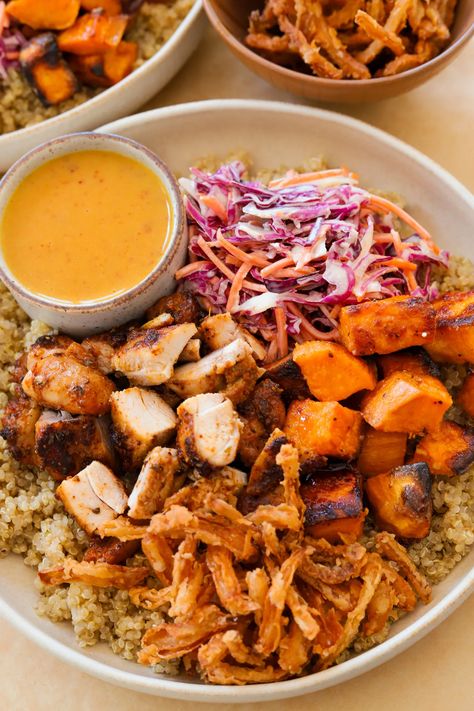 Hot Honey Chicken Bowl - Sweet Green Copycat | Moribyan Sweet Green Copycat, Honey Chicken Bowl, Street Tacos Chicken, Chicken Bowls Healthy, Chipotle Chicken Bowl, Hot Honey Chicken, Honey Chipotle Chicken, Honey Chicken Recipe, Southwestern Chicken