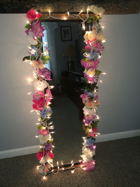 Diy Floral Mirror, Diy Jewelry Mirror, Floral Mirror, Flower Mirror, Diy Home Decor Bedroom, Bedroom Mirror, Diy Mirror, Cute Room Decor, A Mirror