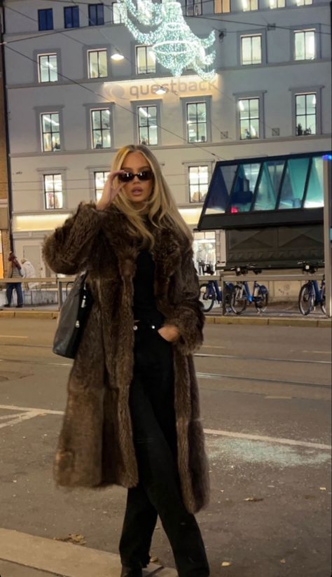 Long Fur Coat Outfit, Brown Fur Coat Outfit, Nyc Christmas Outfit, Fur Coat Outfit, Nyc Fits, Ny Outfits, Nyc Outfits, New York Outfits, New York Winter