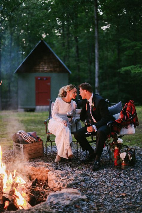 Campfire Wedding, Winter Campfire, Chic Wedding Style, Campground Wedding, Backyard Wedding Ideas, Backyard Celebration, Summer Camp Wedding, Small Backyard Wedding, Wedding Stills