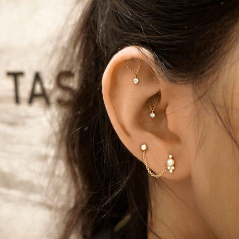 Maria Tash on Instagram: “Styling so good it should start a chain reaction. ⁠ Spotlight on our first client to get both the Tash Helix℠ and Tash Hidden Rook℠…” Constellation Piercings, Unique Ear Piercings, Ear Peircings, Ear Lobe Piercings, Cool Ear Piercings, Pretty Ear Piercings, Maria Tash, Cute Ear Piercings, Ear Style