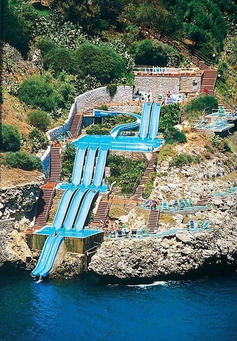 Toboggan aquatique à Città del Mare en Sicile Cool Water Slides, Dream Pools, Destin Florida, Water Slide, Italy Vacation, Vacation Places, Alam Yang Indah, Beautiful Places To Travel, Water Slides