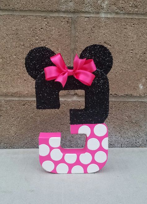 Minnie Mouse Roja, Minnie Mouse Birthday Theme, Minnie Mouse Decorations, Minnie Mouse Party Decorations, Minnie Mouse Theme Party, Minnie Mouse Birthday Party Decorations, Twodles Birthday, Mickey Mouse Themed Birthday Party, Minnie Mouse Birthday Decorations