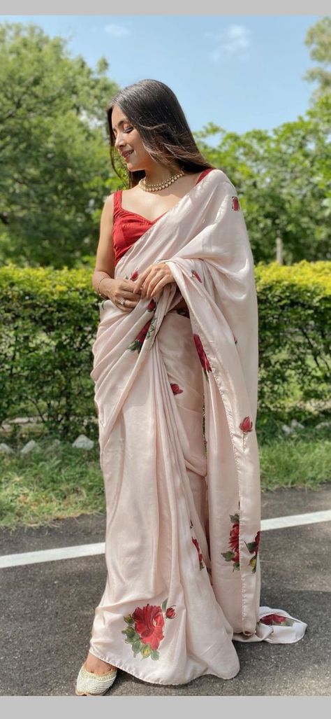 Saree For Traditional Day, Sari Asthetic Pic, Asthetic Saree Look, Asthetic Saree Pose Ideas, Asthetic Saree Pic, Saree Asthetic Poses, Saree Poses Aesthetic, Saree Pics Poses, Saree Photoshoot Ideas