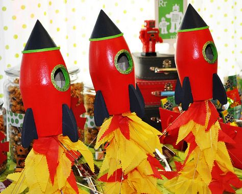 Rocket table decorations Space Themed Desserts, Rocket Ship Birthday Party, Rocket Party, Astronaut Party, Robot Party, Outer Space Party, Astronaut Birthday, Space Birthday Party, Space Party