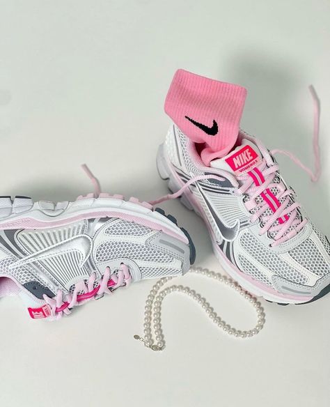 Mode Aesthetic, Nike P6000, Nike Vomero, Pretty Sneakers, Vomero 5, Pink Kawaii, Trendy Shoes Sneakers, Pretty Shoes Sneakers, Shoes Outfit Fashion