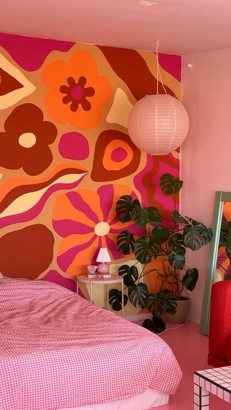 Baddie Room Decor Ideas Home Decor: How to Achieve the Funky Vibe Bedroom Baddies come in all shapes and forms, but they all share an unapologetically fierce attitude and a natural tendency to always be on their A-game visually. If you’re looking to give your bedroom a total Euphoria Maddy Perez makeover, we’re sure our baddie room decor ideas will help you be successful. From the color palette, textures, and lighting to the furniture, bedding, and accents. 70s Theme Room, Baddie Room Decor, 70s Room Decor, Groovy Bedroom, Groovy Room, 70s Room, Funky Bedroom, Baddie Room, Funky Room