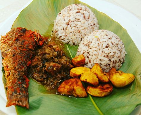 Its ofada rice and Ayamasa afternoon with plantain and fried fish garnish with pepper. If you are yet to taste KRD chef food then ........ #ofadarice #ayamasa #goodfood #eathealthy #cuisines #culinaryexpert #foodpornnews #foodiesandspice Ofada Rice, Rice With Fish, Native Foods, Chef Food, Nigerian Food, Chef Recipes, Fried Fish, Cake Stand, Good Food