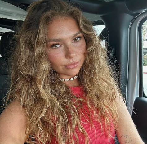 Hyperpigmentation Makeup, Lexi Hidalgo, How To Tan, Brunette Aesthetic, Instagram Face, No Makeup Makeup, Long Hair Pictures, Tan Face, Honey Hair