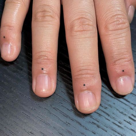 Handpoked Finger Tattoo, Small Fingers Nails, Point Finger Tattoo, Finger Tattoos For Small Fingers, Finger Flash Tattoo, Tiny Thumb Tattoos, Tattoos Fingers Woman, Circle Finger Tattoo, Dots Tattoo Finger