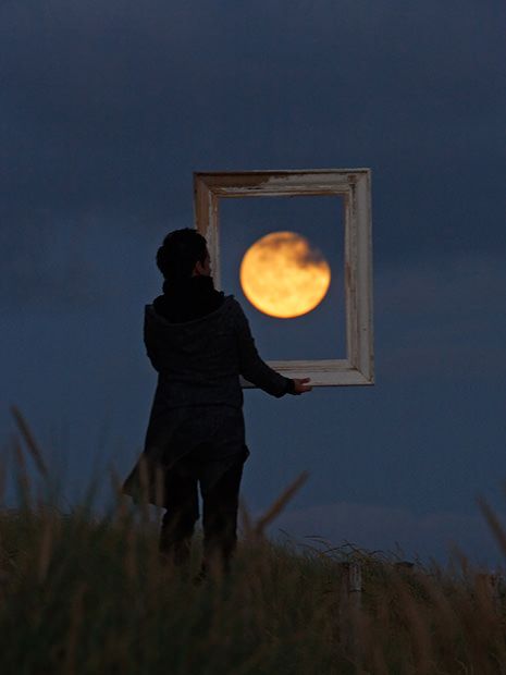 Frame. Photo Illusion, Looking At The Moon, Seni Arab, Forced Perspective, Matka Natura, Shoot The Moon, Charcoal Drawings, Digital Photography School, Foto Tips