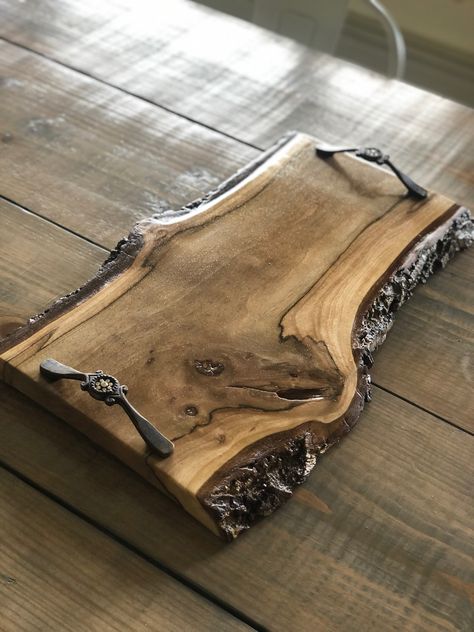 Diy Wood Christmas Gifts, Rustic Wooden Tray, Building Memories, Rustic Woodworking, Wood Working Projects, Wood Projects That Sell, Diy Wooden Projects, Wooden Cheese Board, Work Home