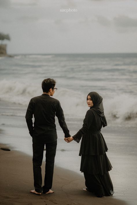 From Prewedding Moment @bayuadepratama & @nazliaslvn • • • More Info Price List. 082213434707 Prewedding Ideas Casual Hijab, Prewed Hijab, Prewed Casual, Prewed Outdoor, Prewedding Hijab, Beach Holiday Outfits, Ootd Couple, Baby Bump Photoshoot, Nikah Outfit